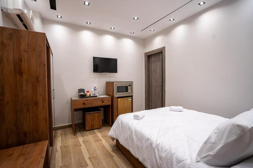 Bed, TV and multimedia, Photo of the whole room, Bedroom, hair dresser