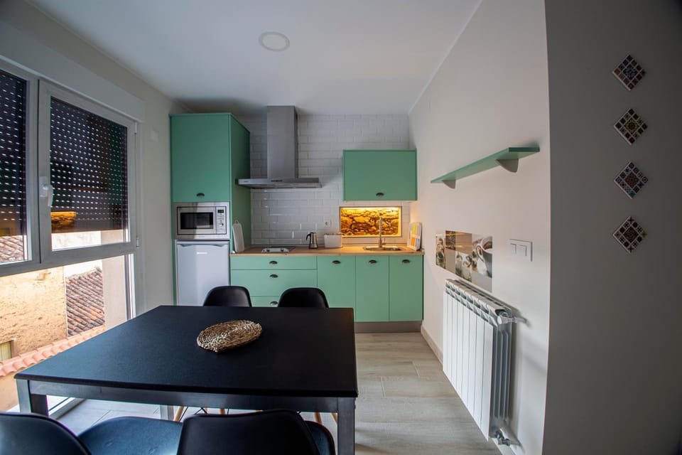 Kitchen or kitchenette, minibar, stove