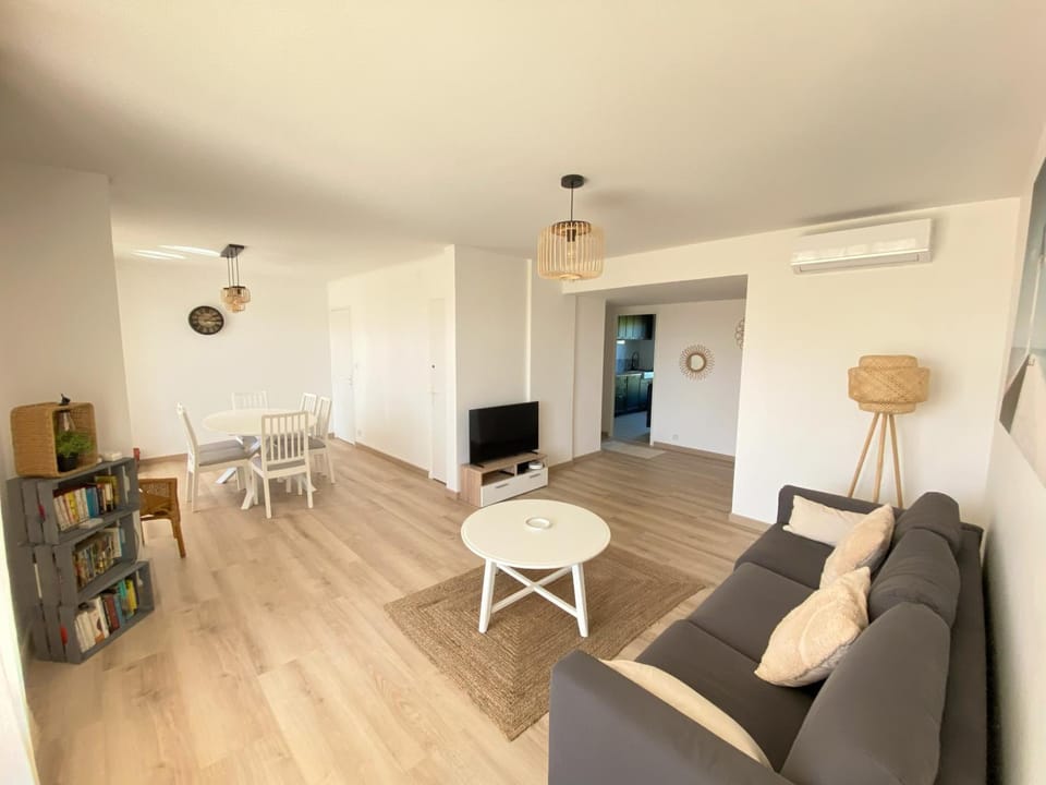 Communal lounge/ TV room, Library, TV and multimedia, Living room, Seating area, air conditioner