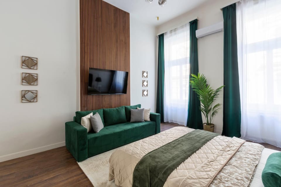 Bed, TV and multimedia, Photo of the whole room, Bedroom