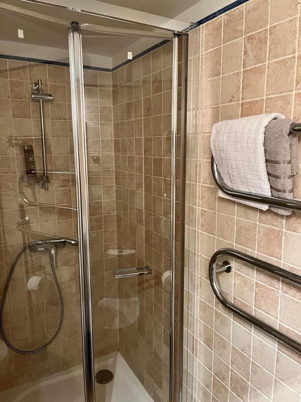 Shower, Bathroom, towels