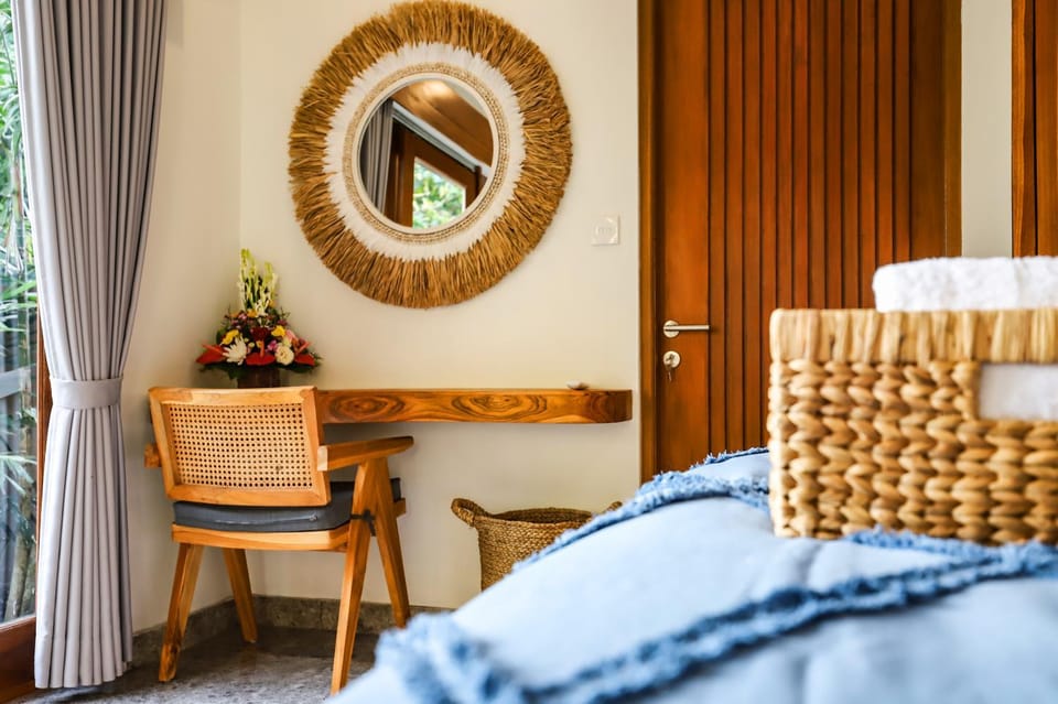 Bed, Living room, Photo of the whole room, Seating area, Bedroom