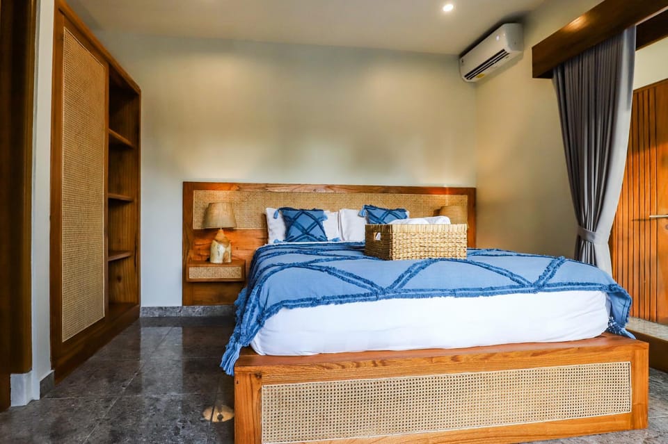 Bed, Photo of the whole room, Bedroom, wardrobe, air conditioner