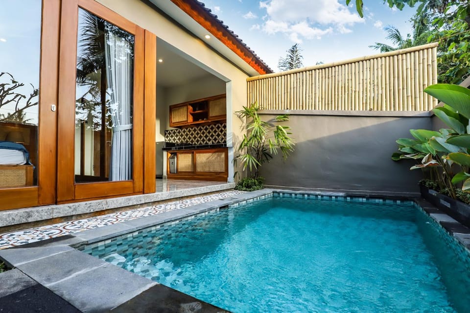 Property building, Patio, Day, Natural landscape, Pool view, Swimming pool, sunbed