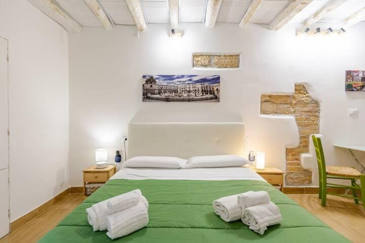 Bed, Bedroom, towels