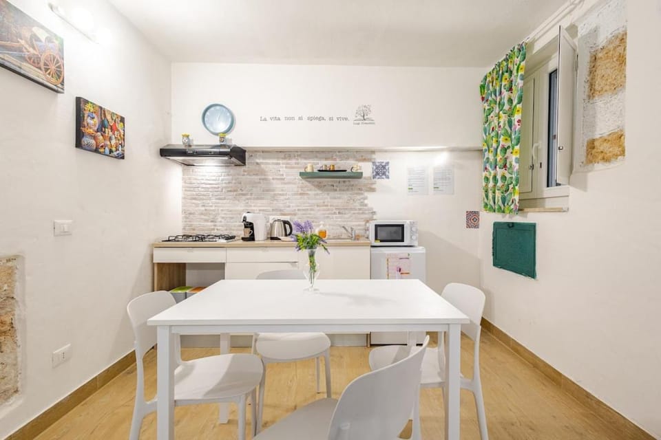 Kitchen or kitchenette, Dining area, stove