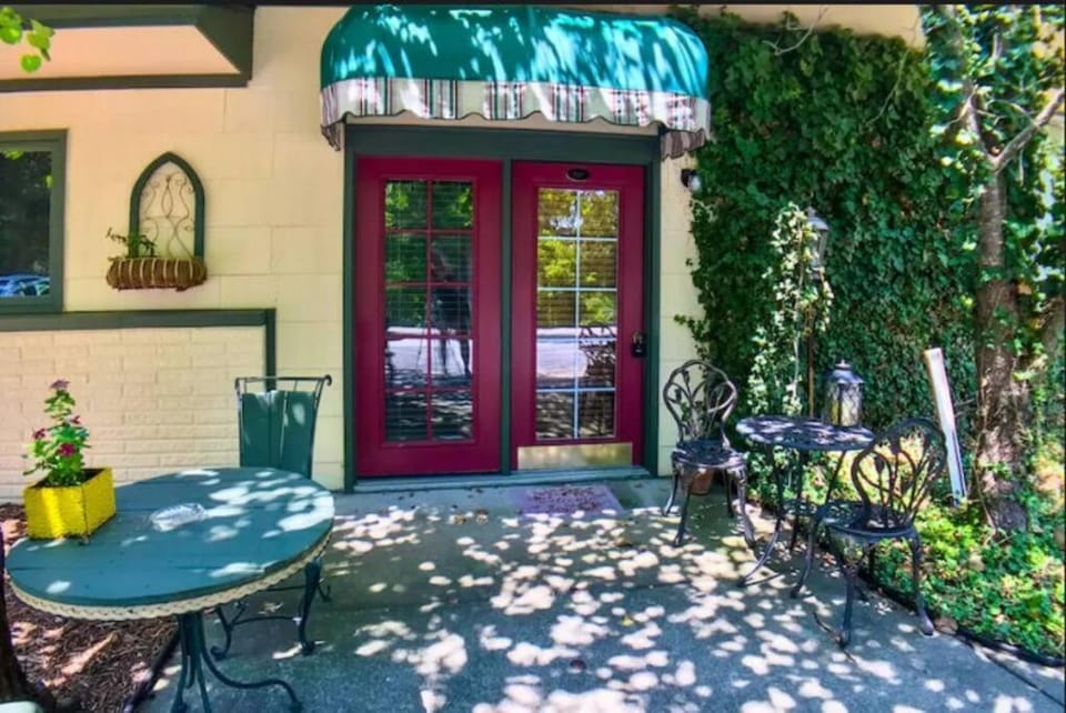 Jacuzzi Suite 206 at Tradewinds Apartment in Eureka Springs