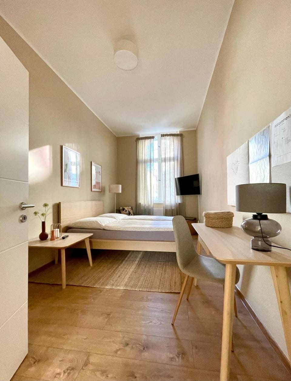 Bed, TV and multimedia, Bedroom