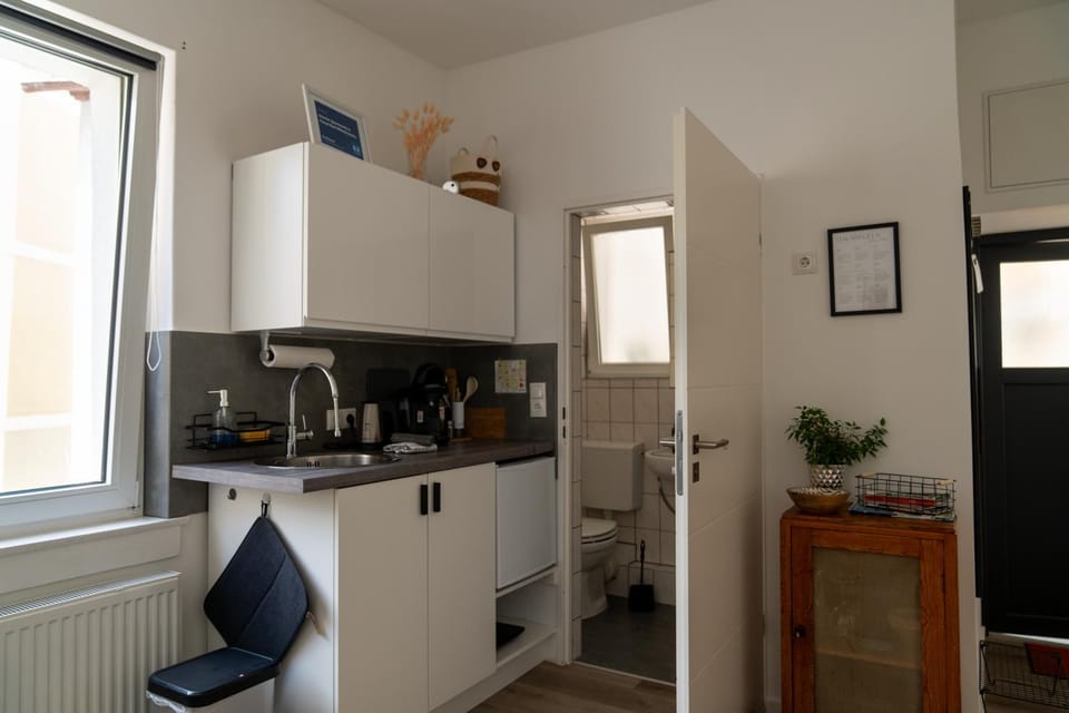 Coffee/tea facilities, Kitchen or kitchenette, stove