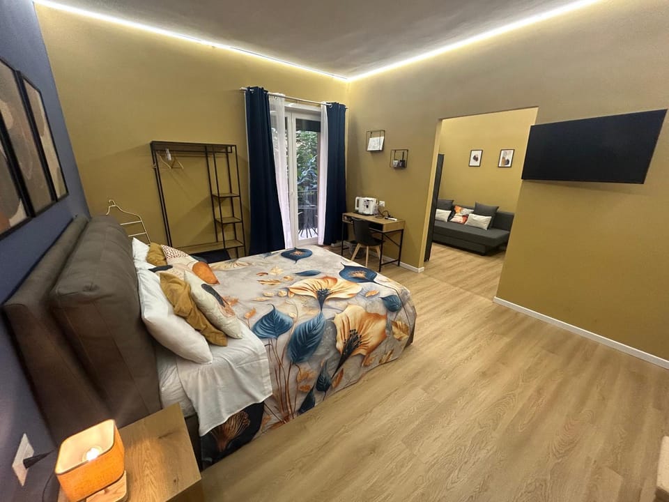 Bed, TV and multimedia, Photo of the whole room, Bedroom
