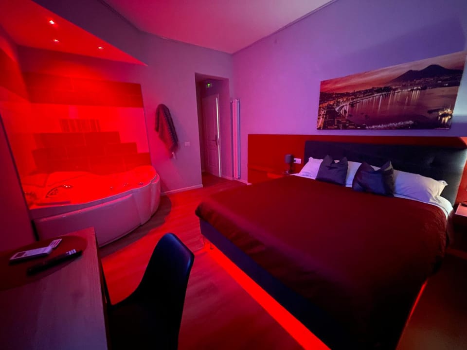Hot Tub, Photo of the whole room, Bedroom