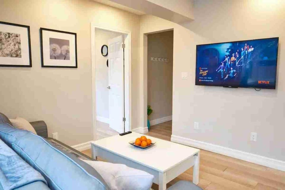 TV and multimedia, Living room, Seating area, Evening entertainment