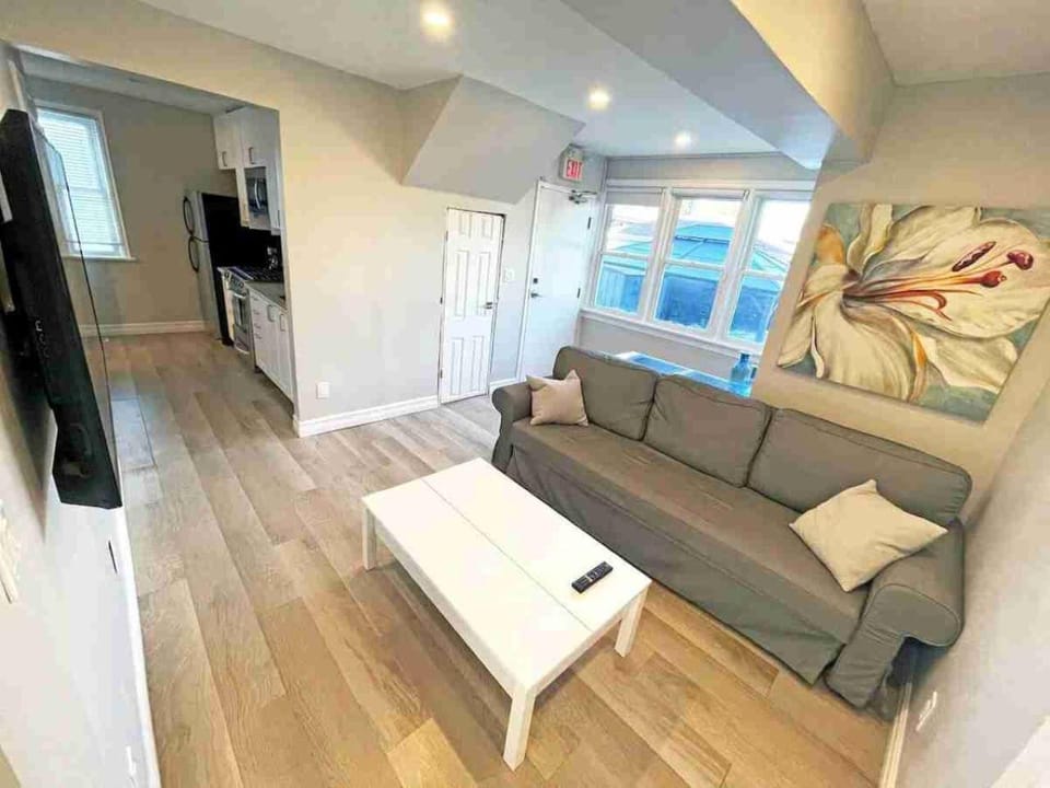 TV and multimedia, Kitchen or kitchenette, Living room, Seating area