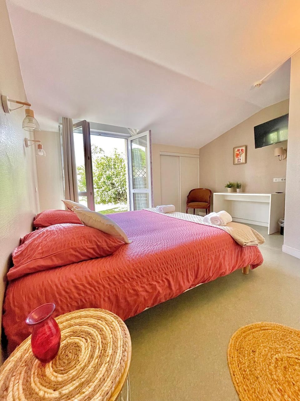 Bed, TV and multimedia, Photo of the whole room, Bedroom