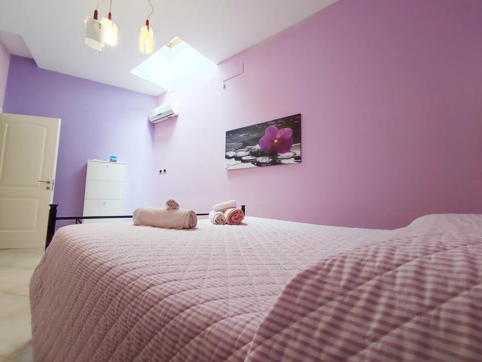 Bed, Bedroom, towels, air conditioner
