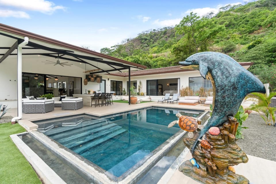 Luxe Tropical Villa with Sparkling Infinity Pool, Panoramic Ocean Views & Community Amenities House in Guanacaste Province
