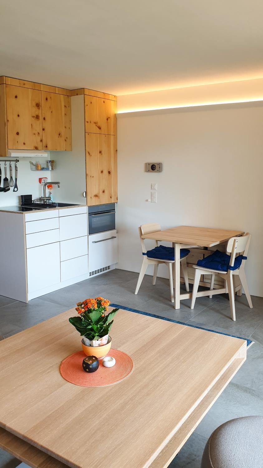 Kitchen or kitchenette, Seating area, Dining area, stove