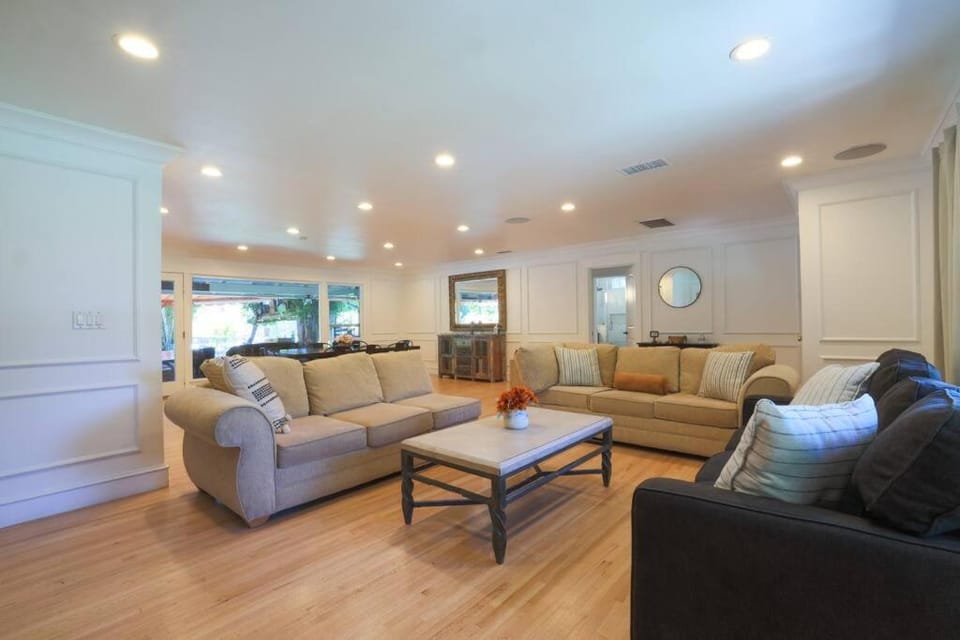 A Sweet Retreat* LA Attractions * Disney * Beaches House in Whittier