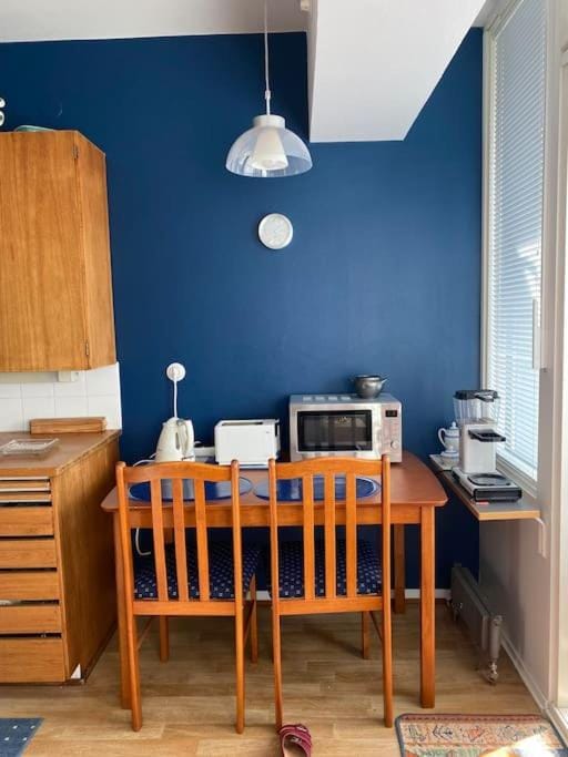 Coffee/tea facilities, Kitchen or kitchenette, Dining area, microwave, toaster