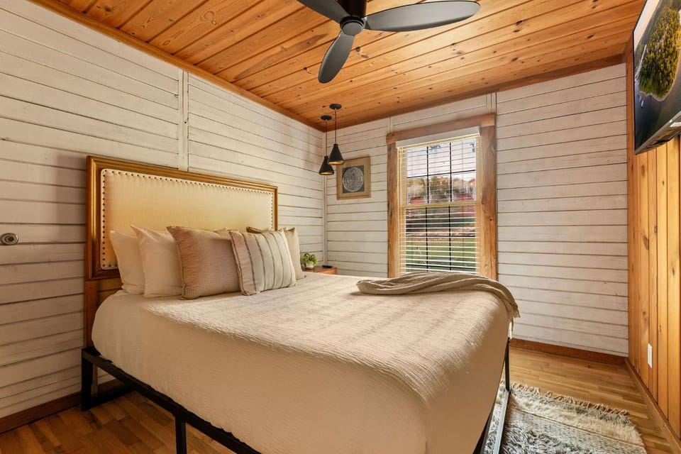 Bed, TV and multimedia, Bedroom