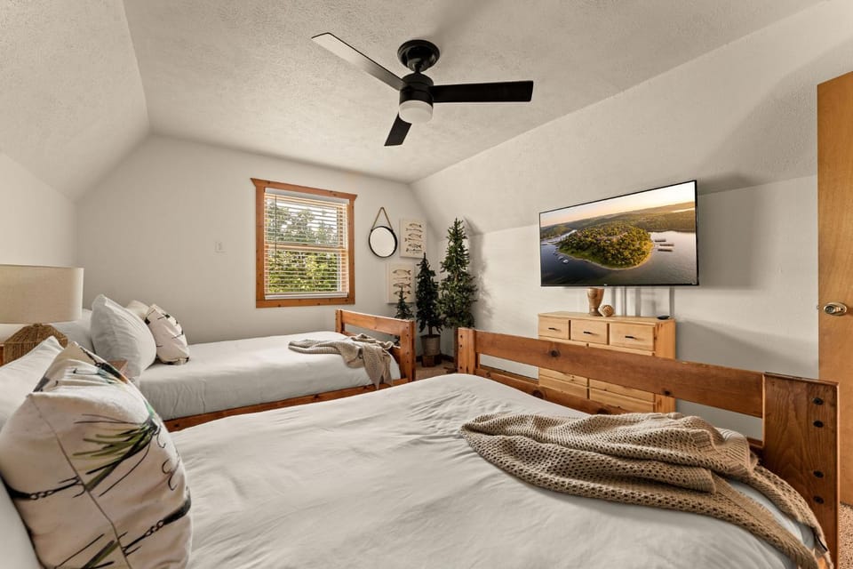 Bed, TV and multimedia, Photo of the whole room, Bedroom