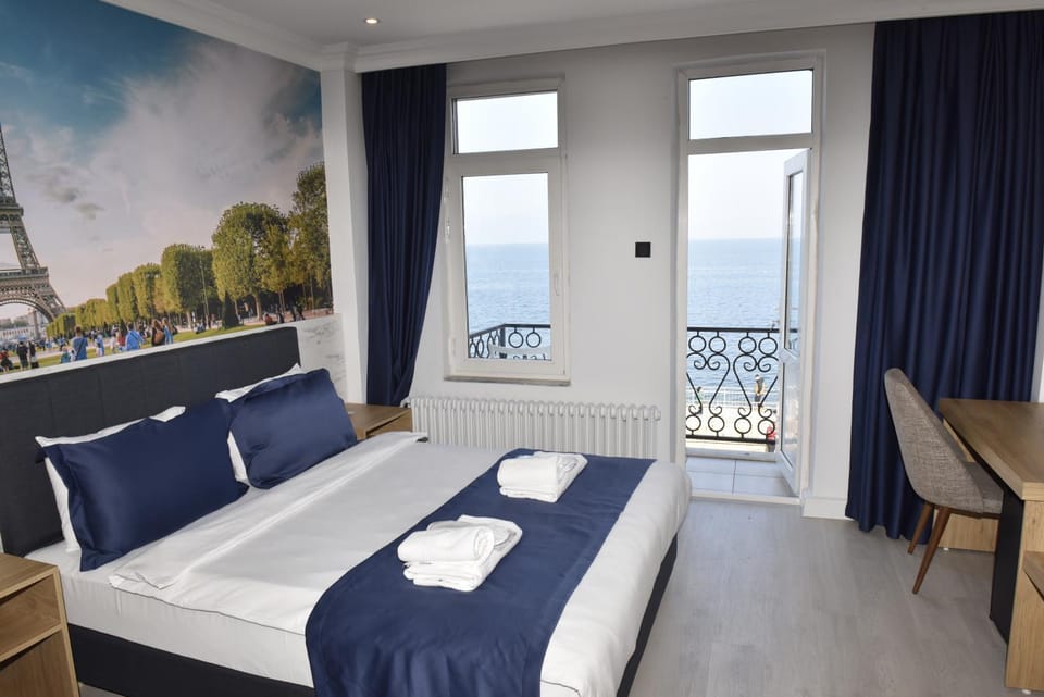 Bed, Balcony/Terrace, Bedroom, Sea view