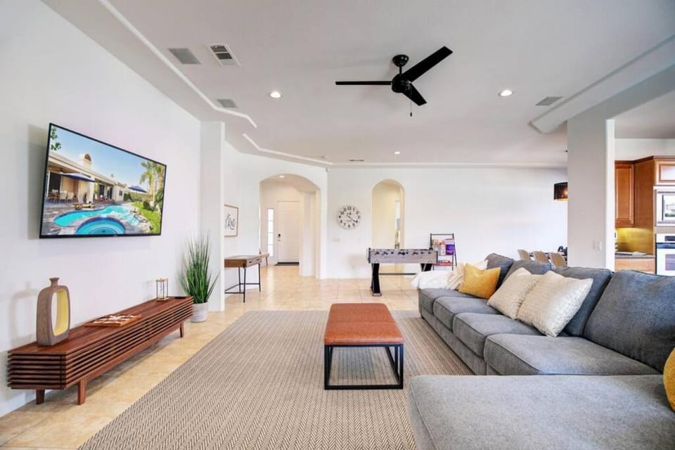 Make Yourself at Home in Palm Desert Luxury House in Palm Desert