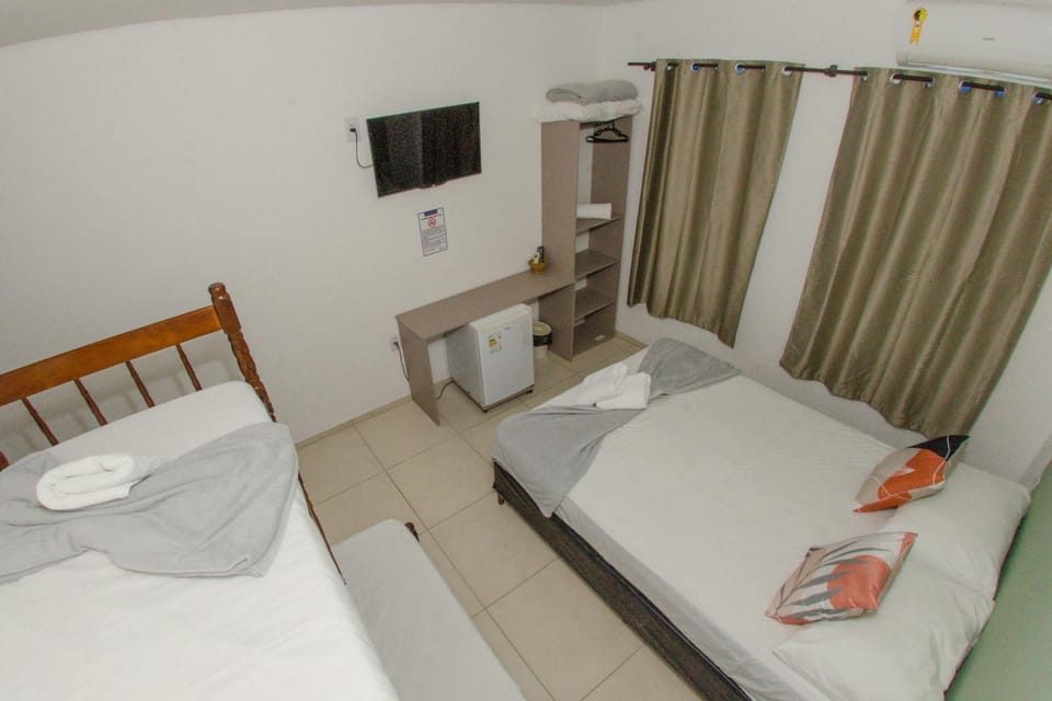 Bed, TV and multimedia, Photo of the whole room, Bedroom