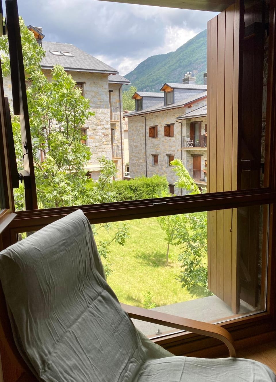 Day, Natural landscape, Garden, View (from property/room), Balcony/Terrace, Living room, Garden view, Mountain view