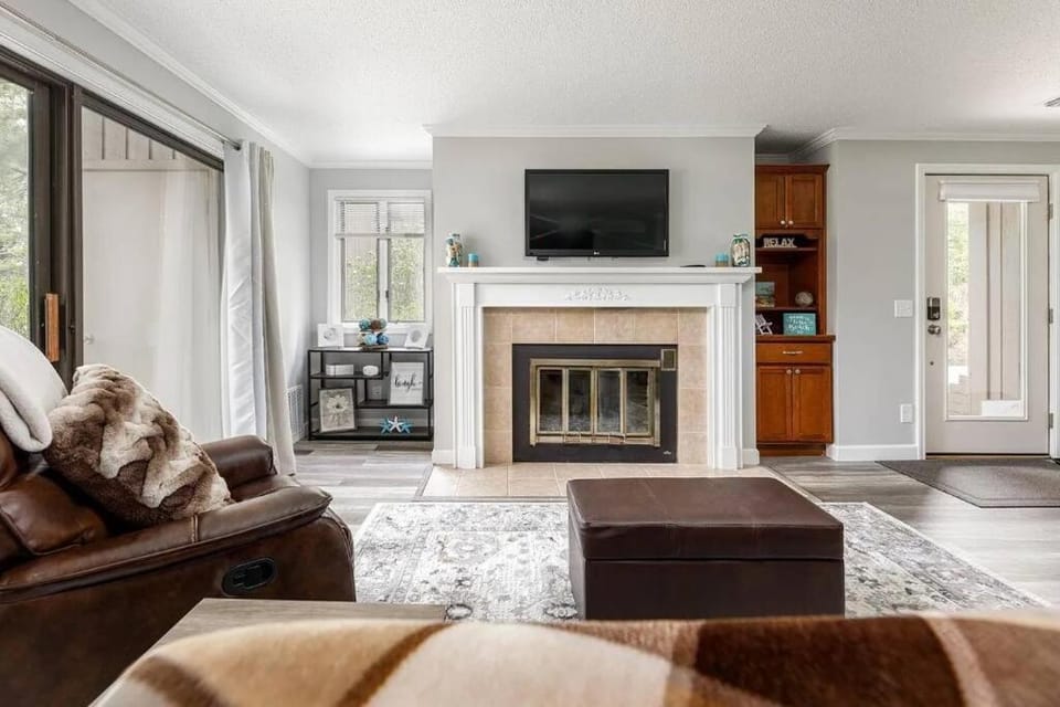 Modern Golfview Condo near the Grand Traverse Bay House in Michigan