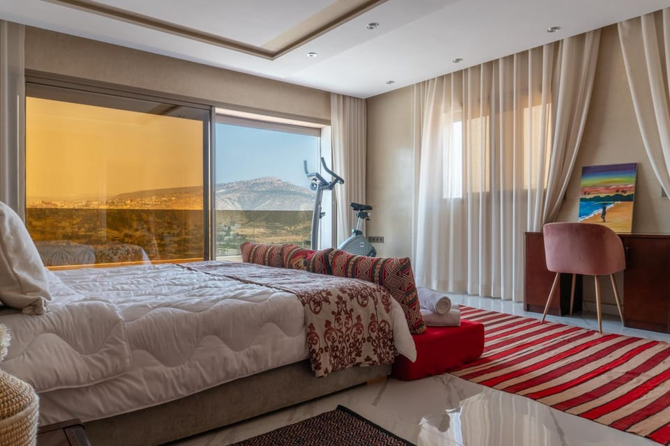 Bed, Photo of the whole room, Seating area, Bedroom