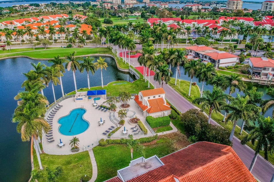 Sunny St Pete Getaway with Shared Pool & Hot Tub House in Isla del Sol