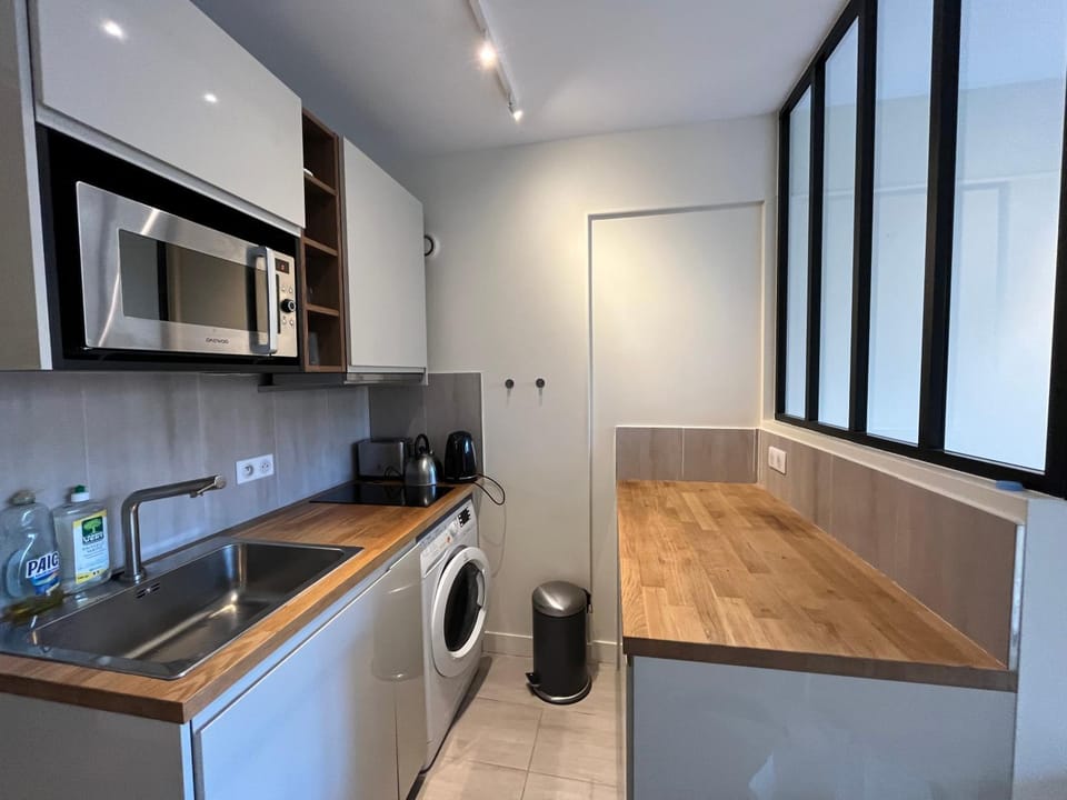 Studio with Balcony 800m to Trocadéro and Tour Eiffel Apartment in Paris