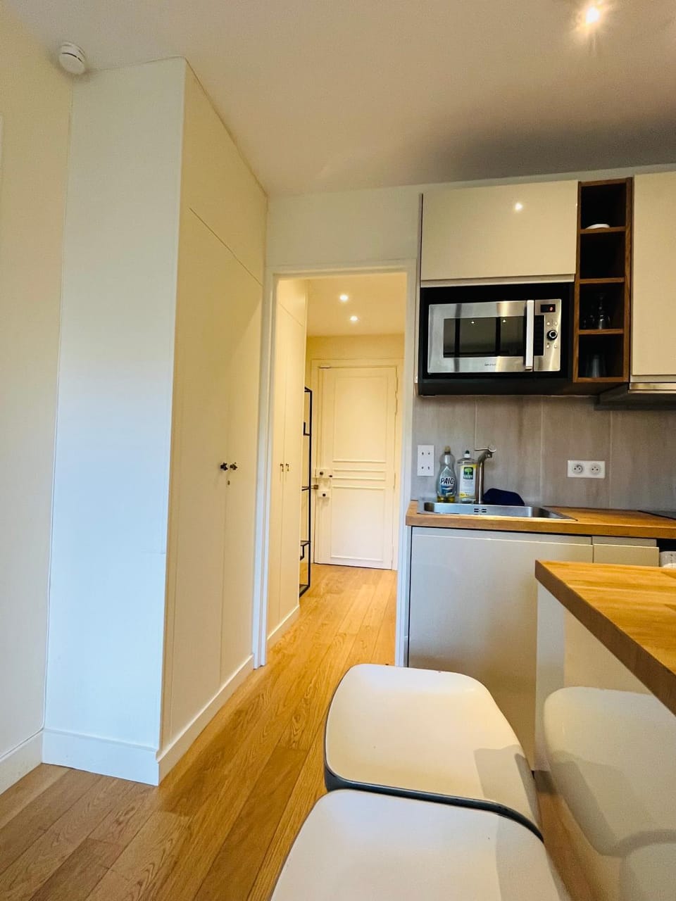 Studio with Balcony 800m to Trocadéro and Tour Eiffel Apartment in Paris