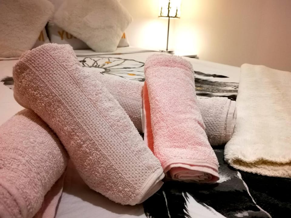 Bed, Bedroom, towels