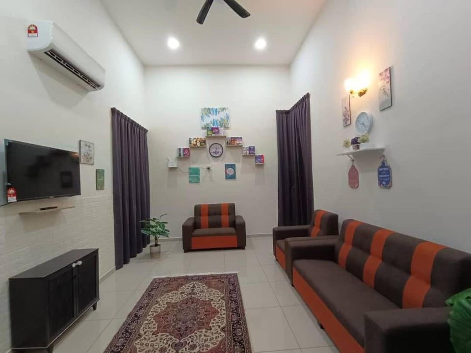 Property building, TV and multimedia, Living room, Seating area, fireplace, fireplace, air conditioner, air conditioner