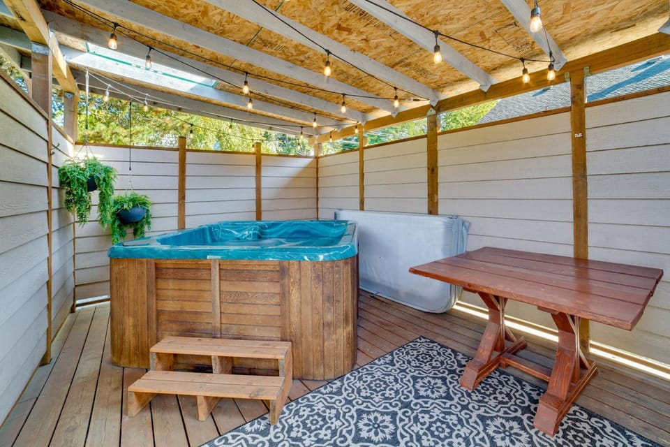 Hot Tub, 5 Mi to Lumen Field! Newly Updated Home House in Seattle