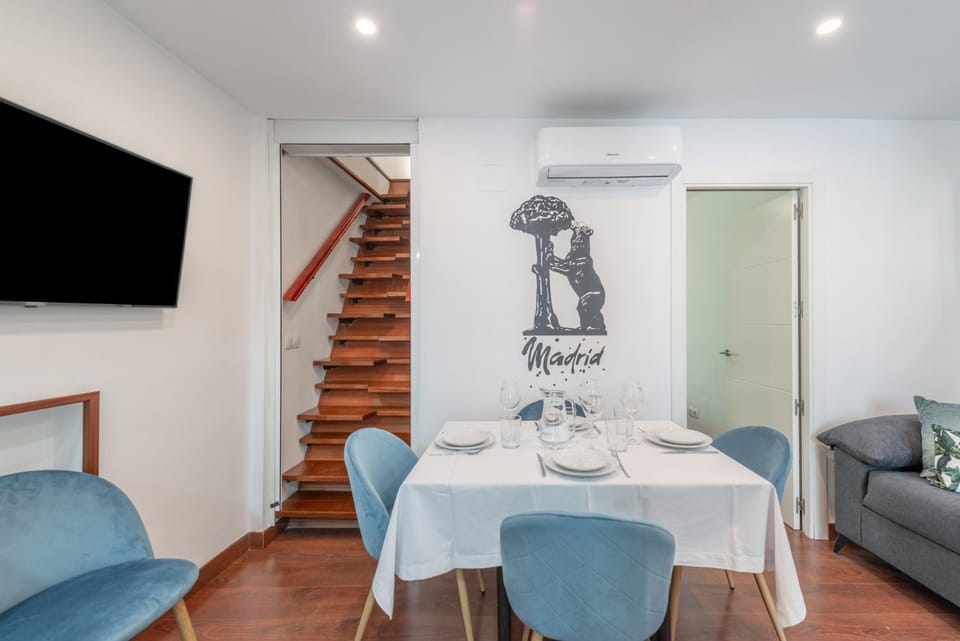 Communal lounge/ TV room, TV and multimedia, Living room, Seating area, Dining area, air conditioner