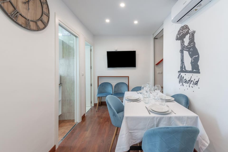 TV and multimedia, Living room, Seating area, Dining area