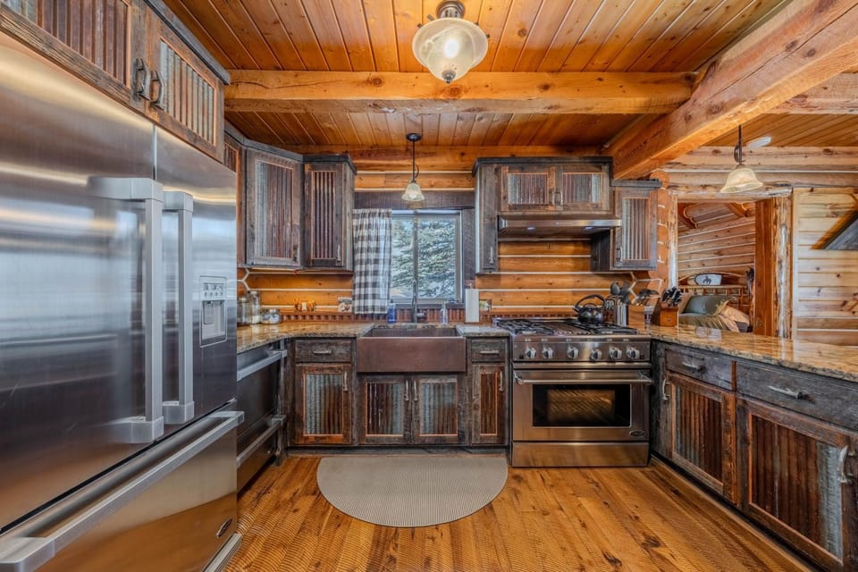 20 mins to YNP-Cabin-Pet friendly Cabin in Island Park