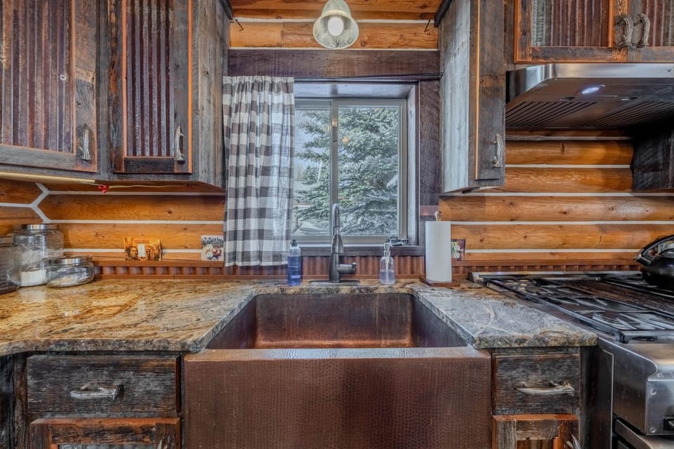 20 mins to YNP-Cabin-Pet friendly Cabin in Island Park