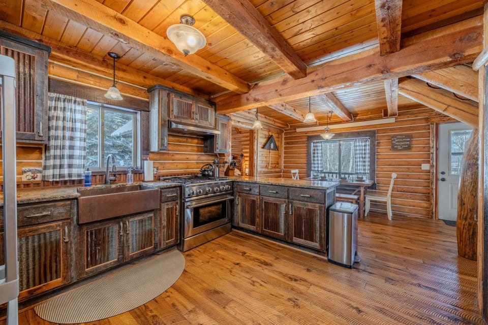 20 mins to YNP-Cabin-Pet friendly Cabin in Island Park