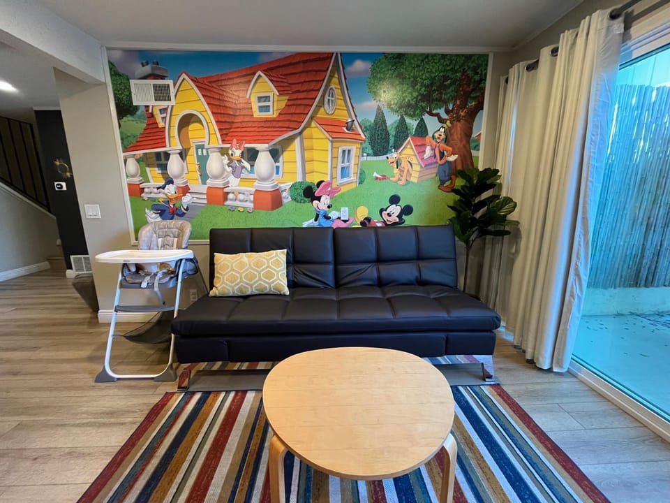 MAGICAL Xcape, POOLS-SPA, WALK 2 DISNEY, CENTRAL AC-HEAT, FULLY EQUIPPED, 2 FREE PARKING SPACES, OWNER MGMT House in Anaheim