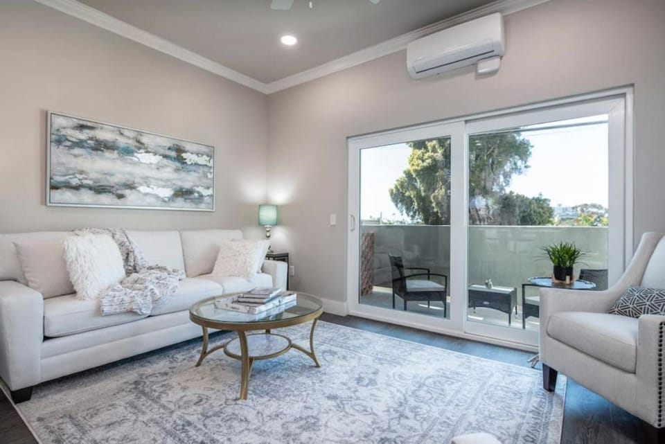 Living room, Seating area, air conditioner