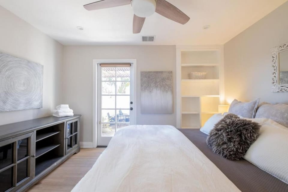 Bed, Photo of the whole room, Bedroom, fireplace