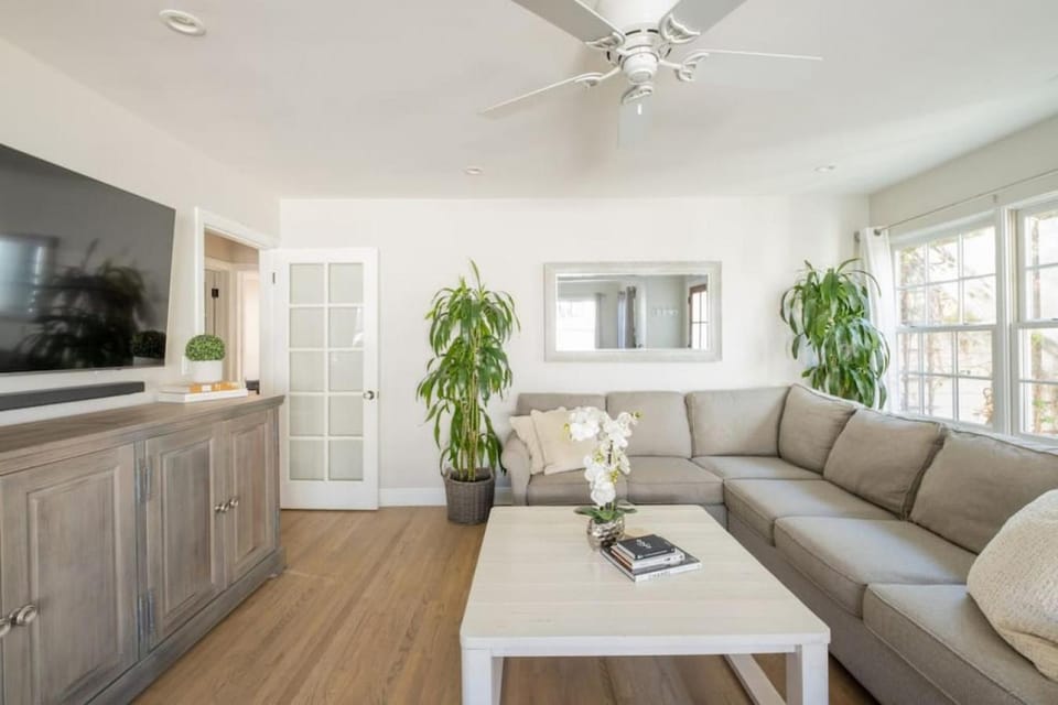 TV and multimedia, Living room, Seating area, fireplace