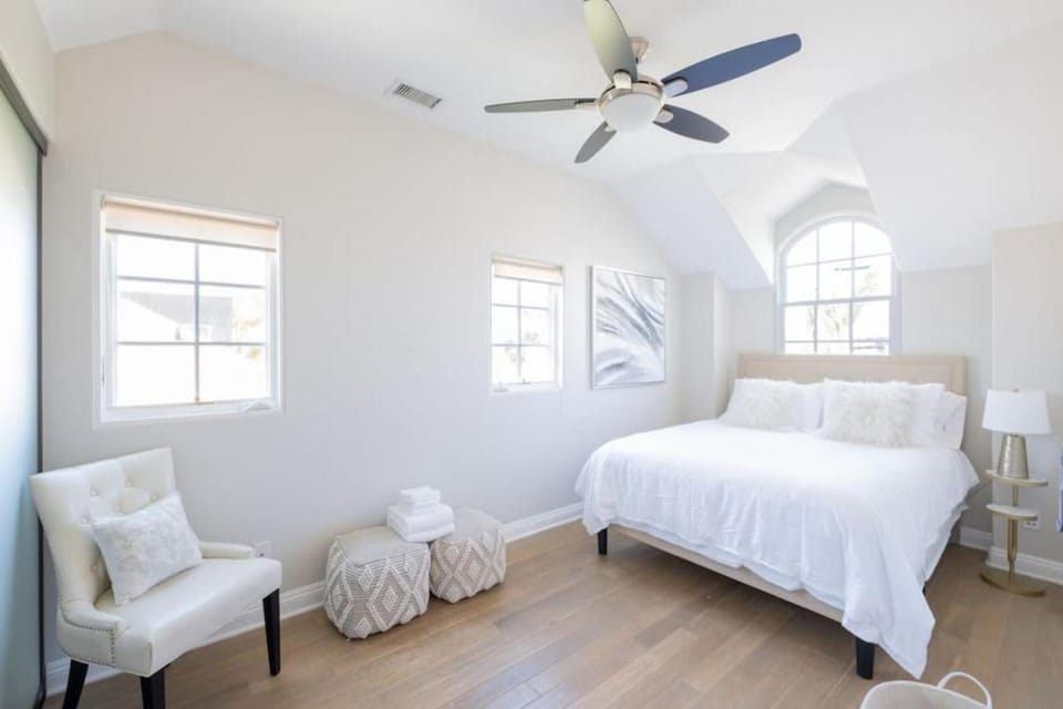 Bed, Photo of the whole room, Bedroom, fireplace