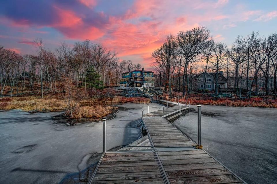 Magical Waterfront with 4-Season fun in Ski Resort House in Pennsylvania