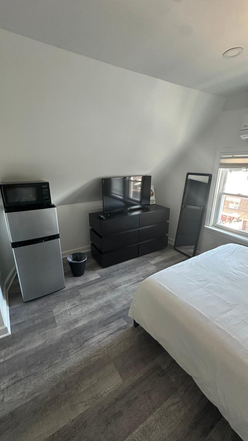 Modern & cozy Room in Queens near Train station and buses Vacation rental in Woodhaven