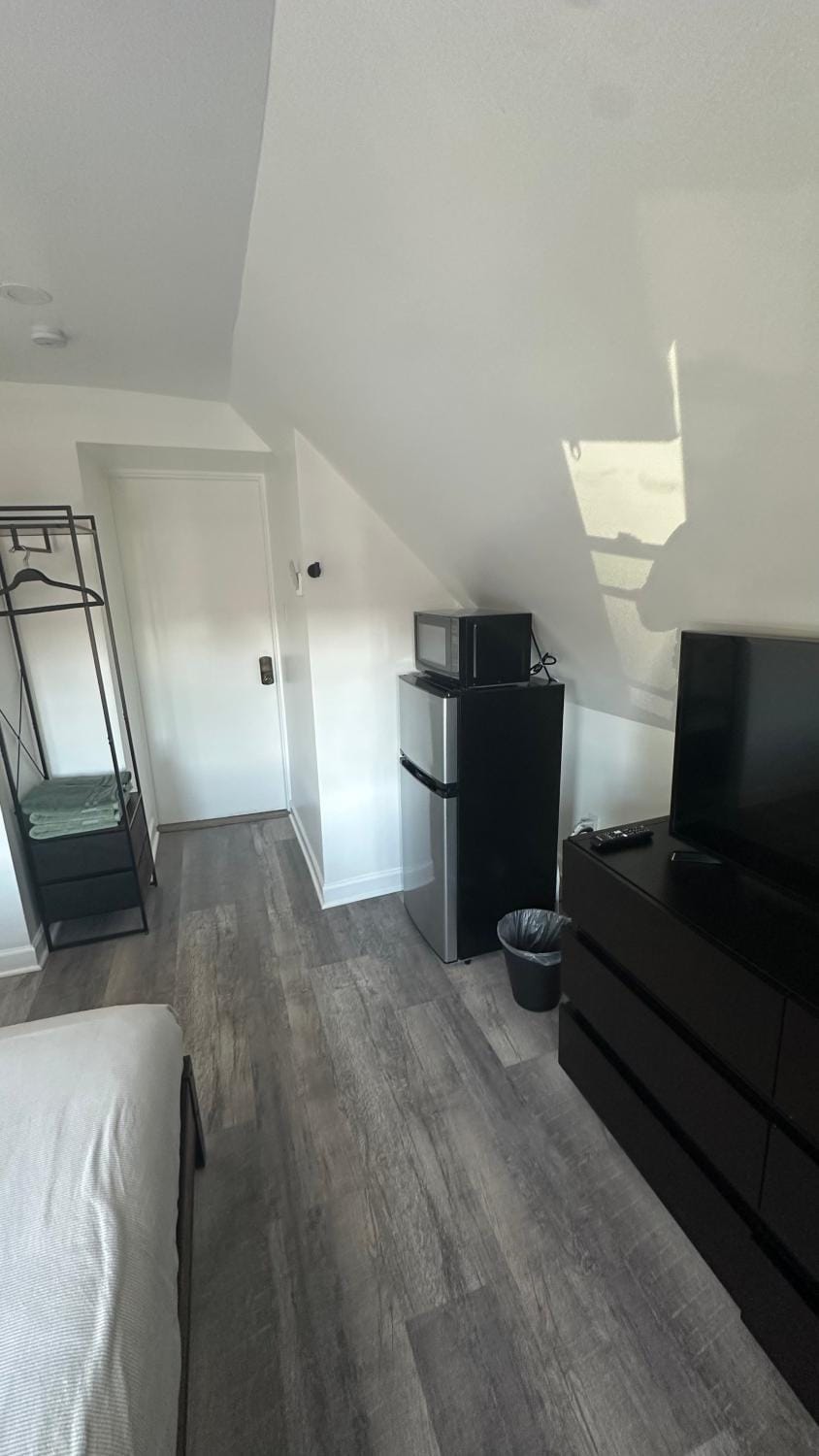 Modern & cozy Room in Queens near Train station and buses Vacation rental in Woodhaven